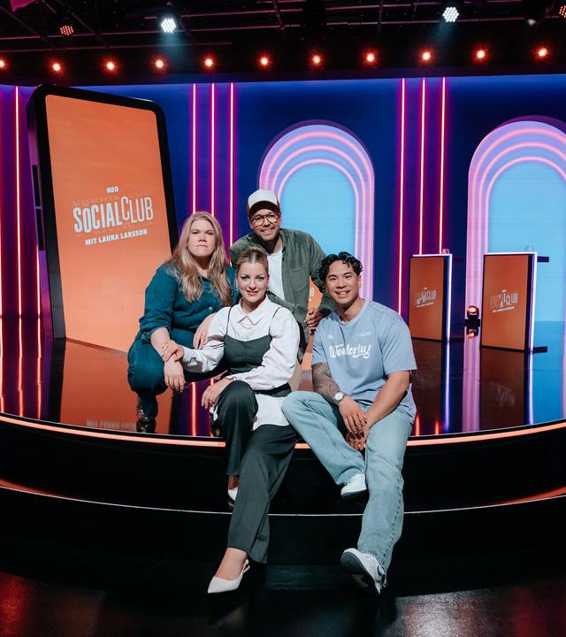 Von links: Gisa Flake, Laura Larsson, Jan van Weyde und Tutty Tran posieren gemeinsam im Studio der ZDFneo-Gameshow "Neo Social Club". 
