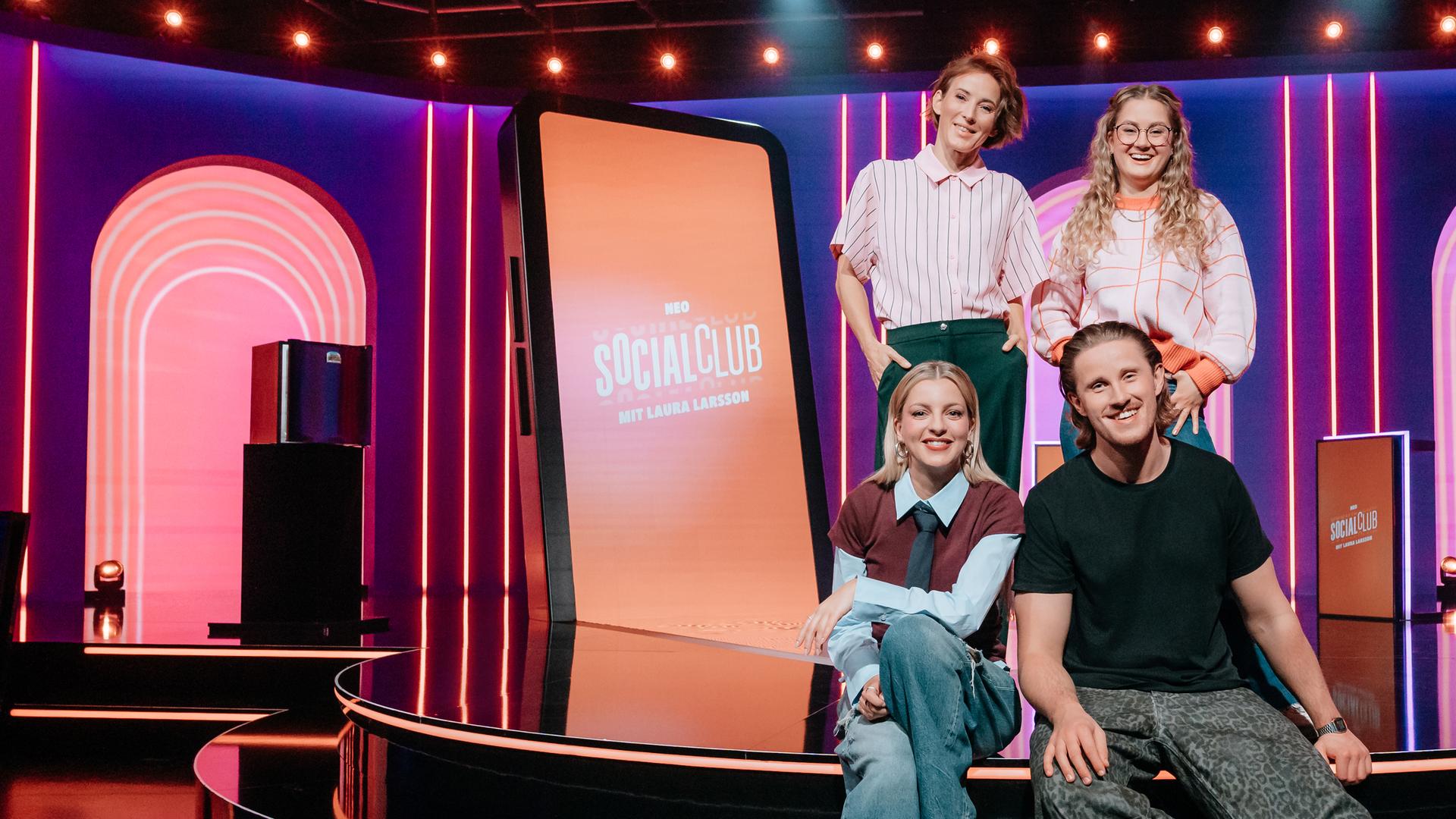 Auf der Treppe im Studio posieren oben (v.l.): Jeannine Michaelsen und Florentine Osche und unten (v.l.): Laura Larsson und Yorick Thiede.