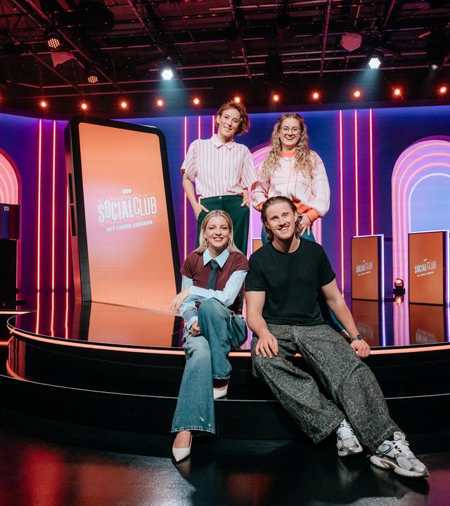 Auf der Treppe im Studio posieren oben (v.l.): Jeannine Michaelsen und Florentine Osche und unten (v.l.): Laura Larsson und Yorick Thiede.