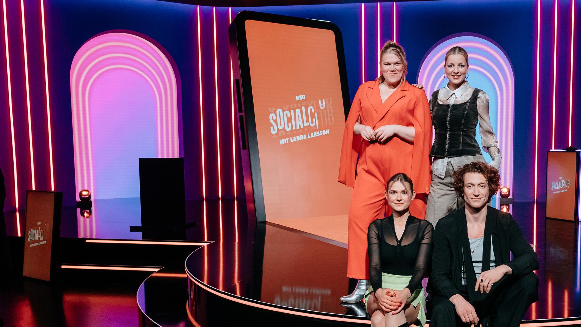 Auf der Treppe im Studio posieren oben v.l.: Gisa Flake und Laura Larsson und unten v.l.: Marie Lina Smyrek und Daniel Donskoy.