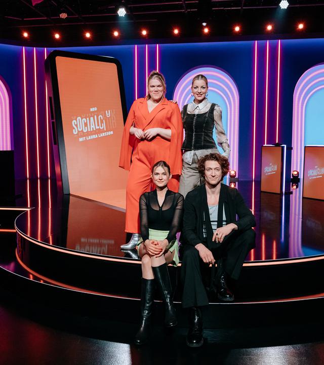Auf der Treppe im Studio posieren oben v.l.: Gisa Flake und Laura Larsson und unten v.l.: Marie Lina Smyrek und Daniel Donskoy.