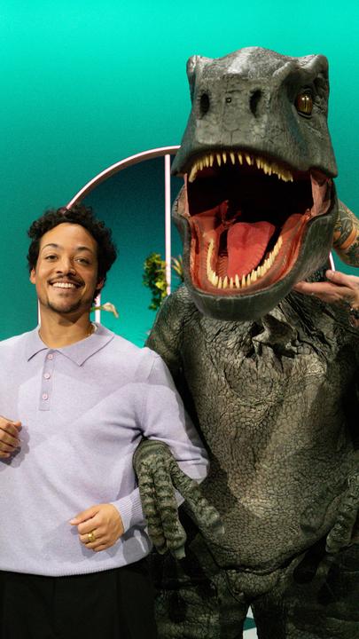 Comedian Aurel Mertz im Set seiner Late Night Show "Neo Tropic Tonight" neben Podcaster Niklas van Lipzig und David Martin und einem T-Rex