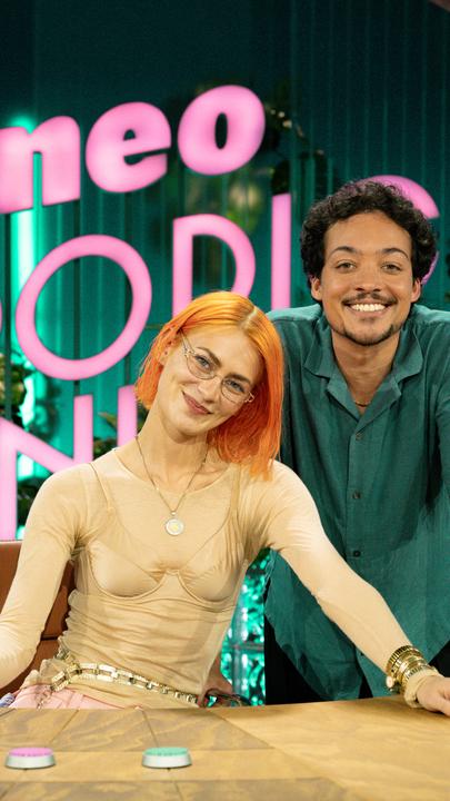 Sängerin Alli Neumann mit Comedian und Host Aurel Mertz im Set seiner Late Night Show Neo Tropic Tonight