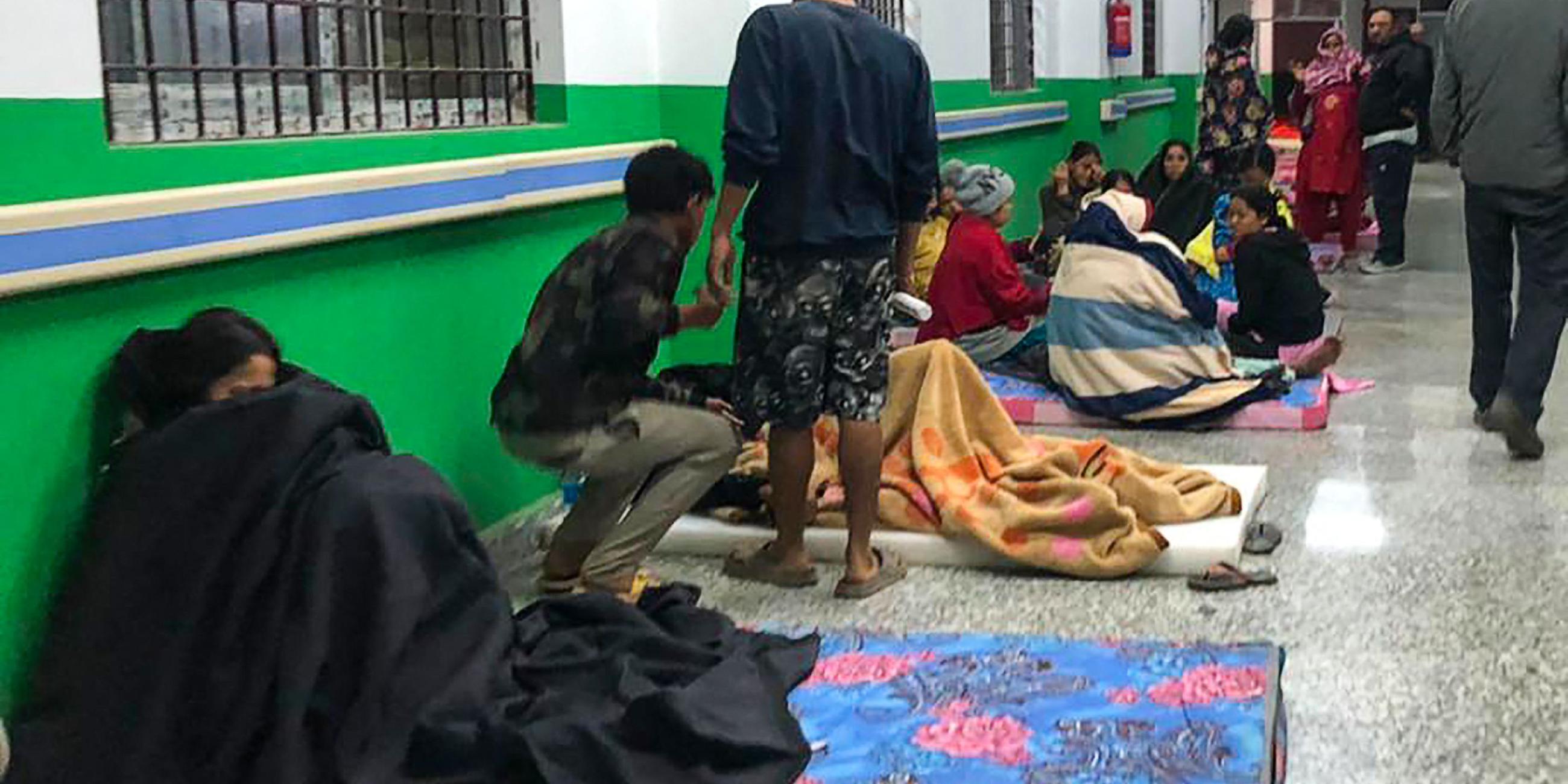 Überlebende des Erdbebens in der nepalesischen Region Jajarkot suchen Schutz in einem Krankenhaus.