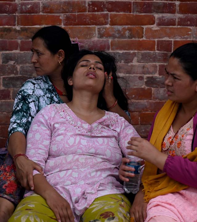 Nepal: Menschen in Trauer