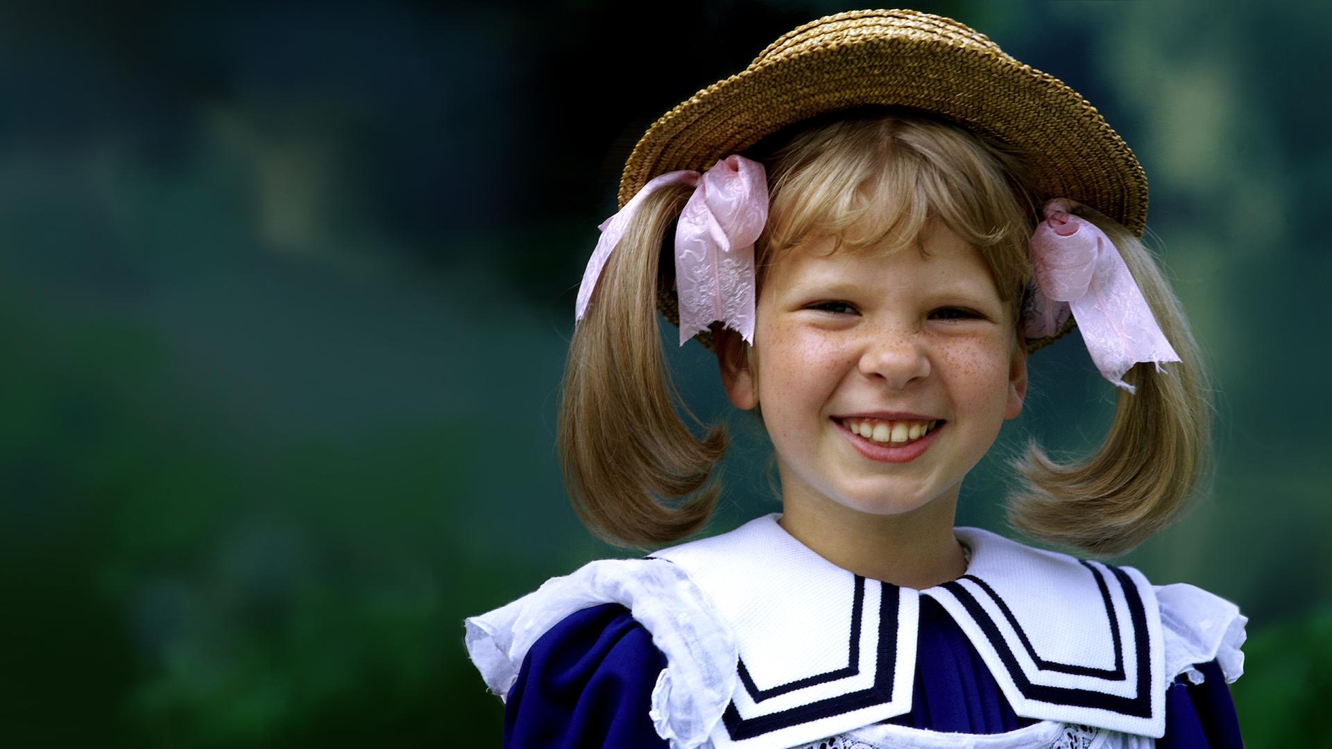"Nesthäkchen - Teil 1": Porträtbild einer grinsenden Annemarie Braun (Kathrin Toboll).