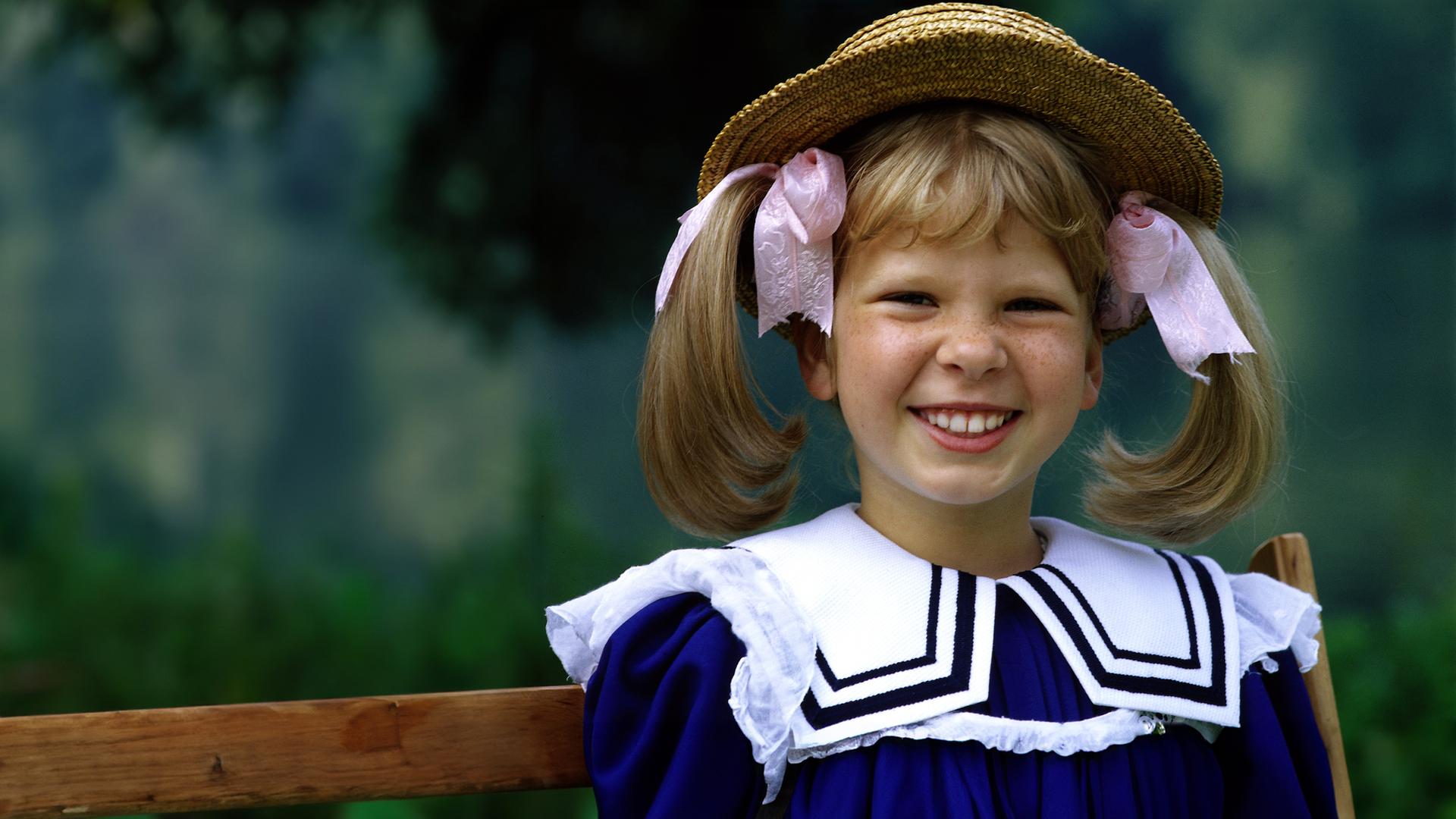 "Nesthäkchen - Teil 1": Porträtbild einer grinsenden Annemarie Braun (Kathrin Toboll).