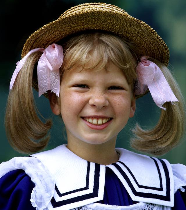 "Nesthäkchen - Teil 1": Porträtbild einer grinsenden Annemarie Braun (Kathrin Toboll).