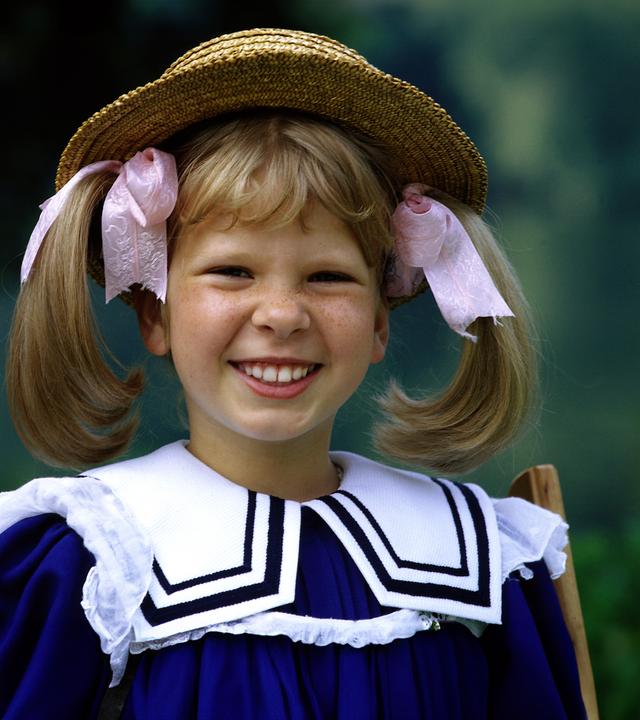 "Nesthäkchen - Teil 1": Porträtbild einer grinsenden Annemarie Braun (Kathrin Toboll).