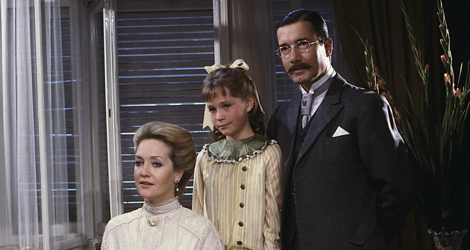 "Nesthäkchen - Teil 3": Elsbeth (Doris Kunstmann) sitzt. Daneben stehen Annemarie (Kathrin Toboll) und Dr. Ernst Braun (Christian Wolff).