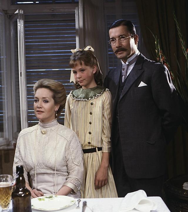 "Nesthäkchen - Teil 3": Elsbeth (Doris Kunstmann) sitzt. Daneben stehen Annemarie (Kathrin Toboll) und Dr. Ernst Braun (Christian Wolff).