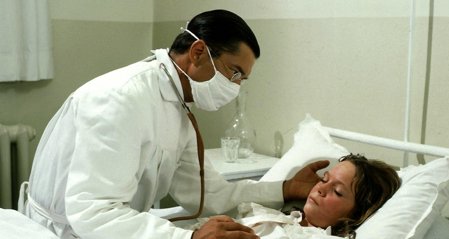 "Nesthäkchen - Teil 5": Annemarie (Anja Bayer) liegt krank im Bett. Ihr Vater (Christian Wolff) hört sie ab.