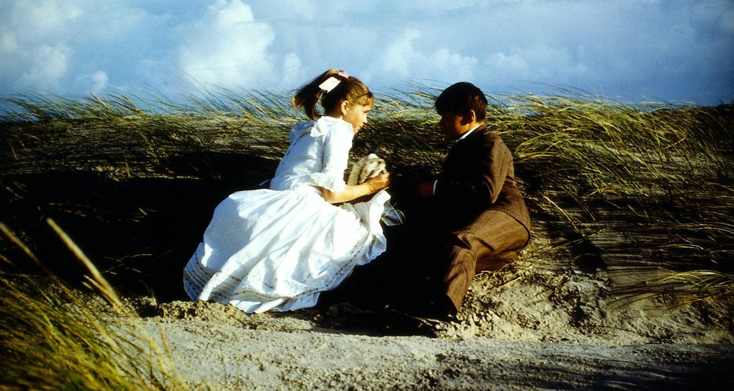"Das Nesthäkchen": Peter (Christian Steffen) und Annemarie (Anja Bayer) sitzen in den Dünen am Strand.