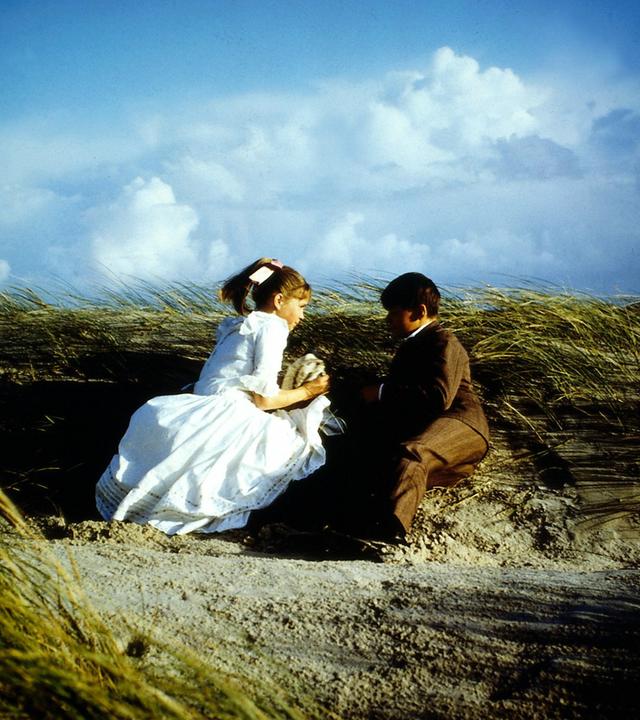 "Das Nesthäkchen": Peter (Christian Steffen) und Annemarie (Anja Bayer) sitzen in den Dünen am Strand.