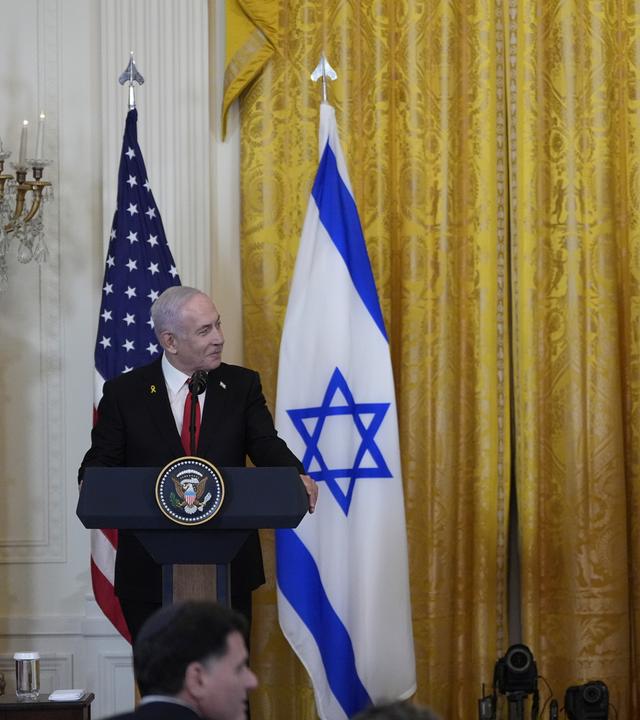 Trump und Netanjahu, schauen sich an, beide an Rednerpulten stehend.