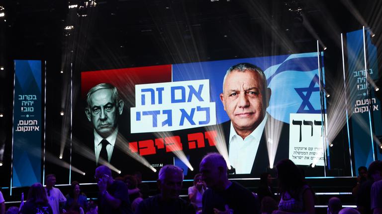 An einer Hauptstraße steht im Vorfeld der Parlamentswahlen eine Wahlplakatwand, auf der der israelische Ministerpräsident Netanjahu (l) und der Vorsitzende der Jaschar-Partei, Eisenkot, abgebildet sind. Der Text auf Hebräisch lautet: "Wenn es nicht Gadi ist, dann ist es Bibi."