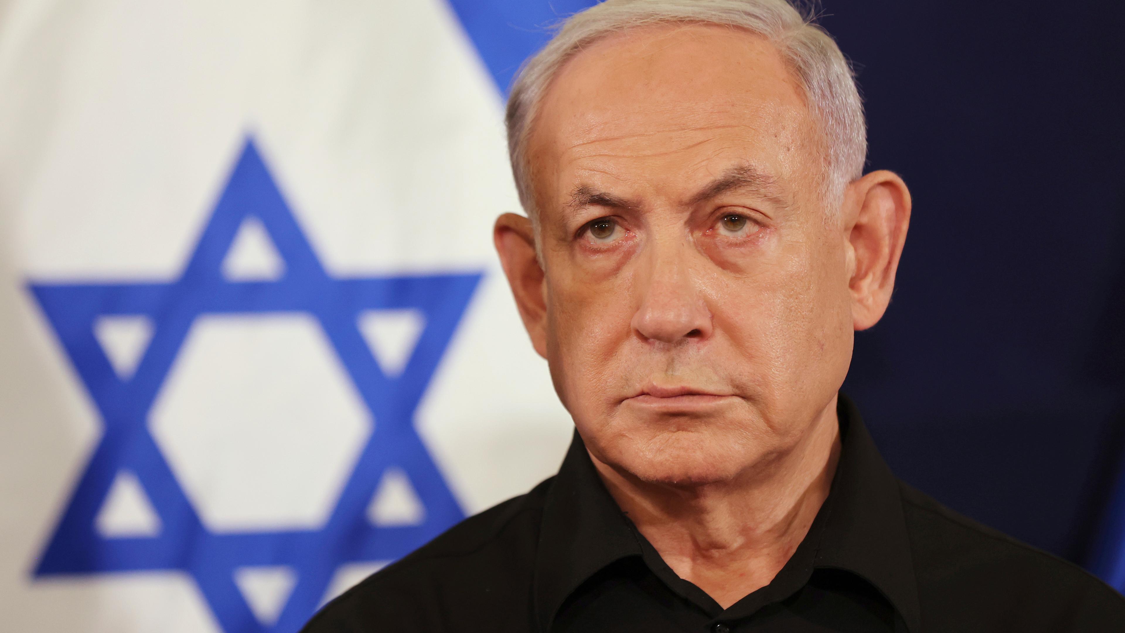 29.10.2023, Israel, Tel Aviv: Benjamin Netanjahu, Ministerpräsident von Israel, nimmt an einer Pressekonferenz in der Militärbasis Kirya teil. 