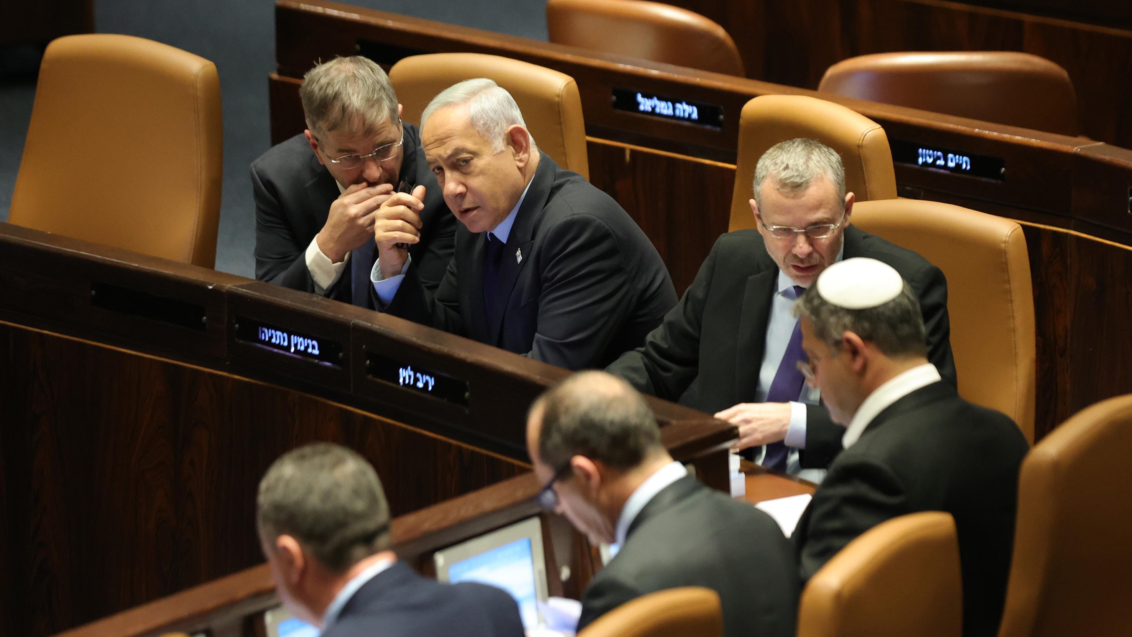 Der israelische Ministerpräsident Benjamin Netanjahu (2-L) nimmt am 22. März 2023 in Jerusalem, Israel, an einer Abstimmungssitzung zum Justizreformgesetz im Plenum der Knesset teil. 