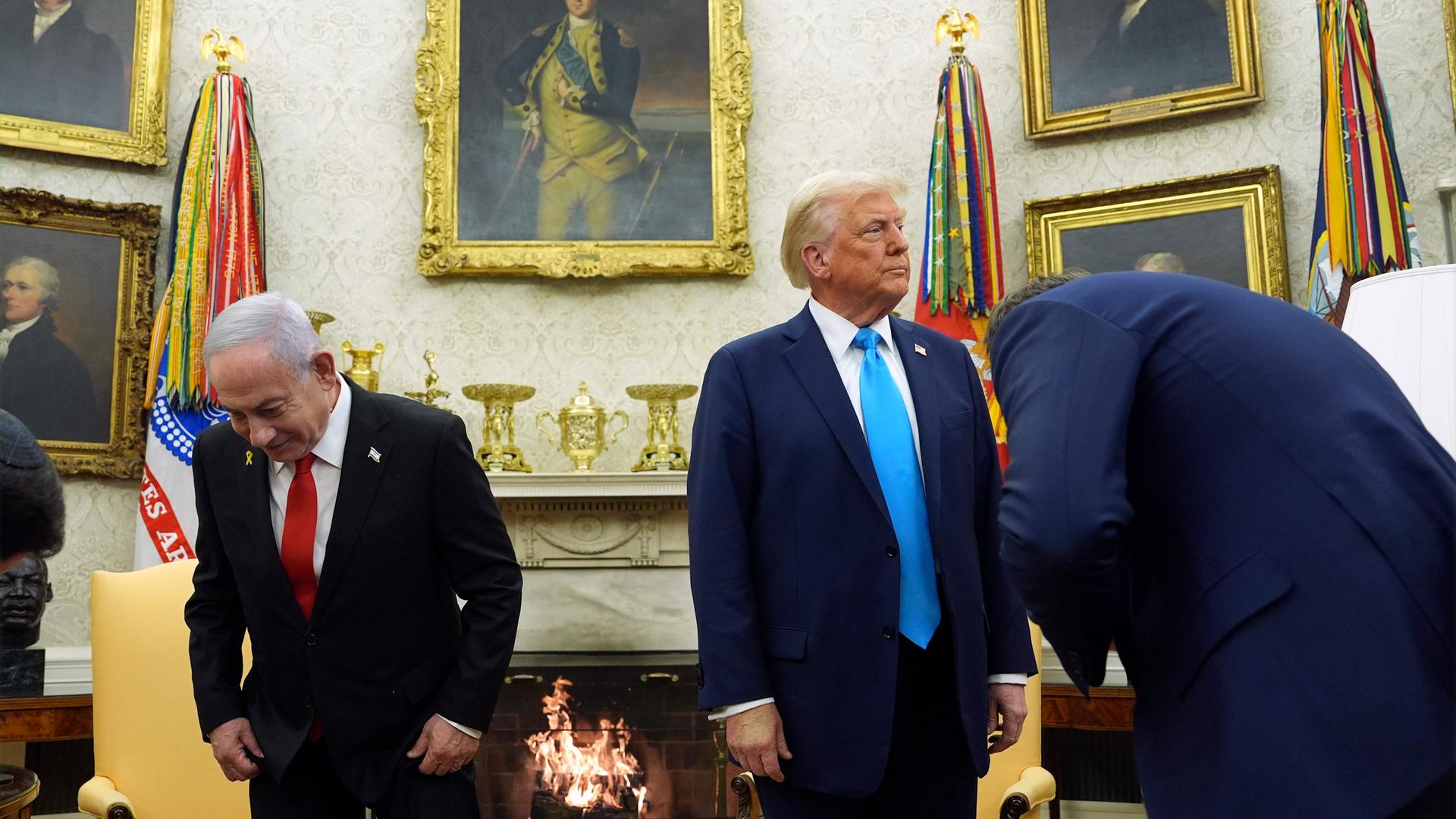  US-Präsident Donald Trump (r) bereitet sich neben Israels Ministerpräsident Benjamin Netanjahu zu ihrem Gespräch im Oval Office im Weißen Haus in Washington vor. 