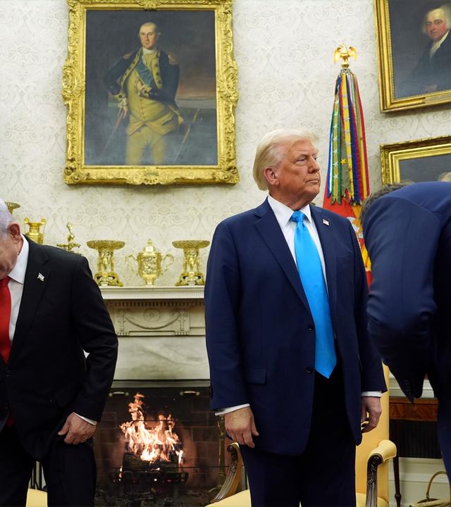  US-Präsident Donald Trump (r) bereitet sich neben Israels Ministerpräsident Benjamin Netanjahu zu ihrem Gespräch im Oval Office im Weißen Haus in Washington vor. 