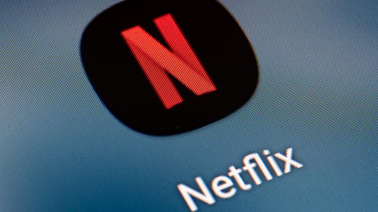 Auf dem Bildschirm eines Smartphones ist das Icon der App Netflix zu sehen.