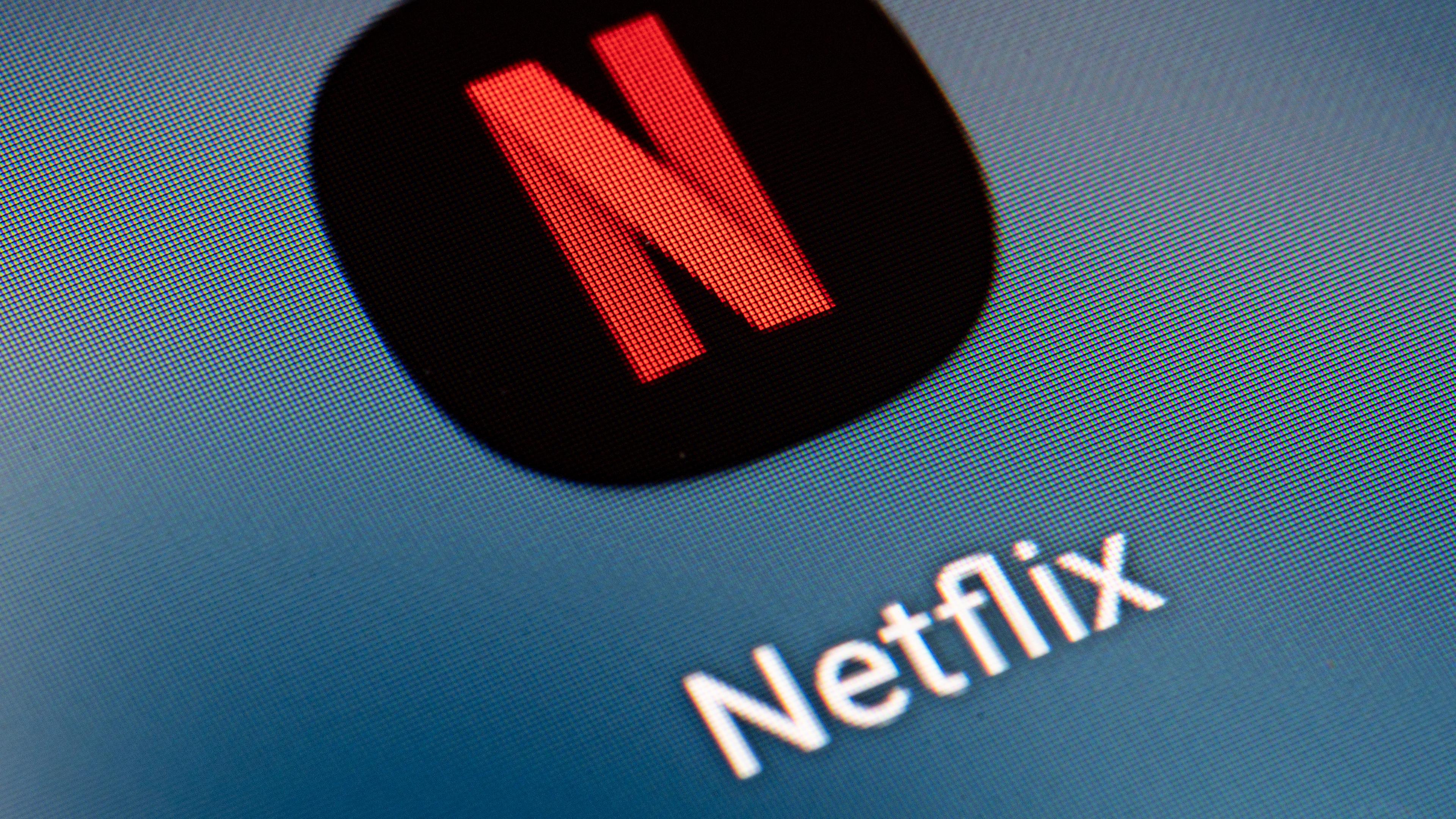 Auf dem Bildschirm eines Smartphones ist das Icon der App Netflix zu sehen, aufgenommen am 21.01.2022