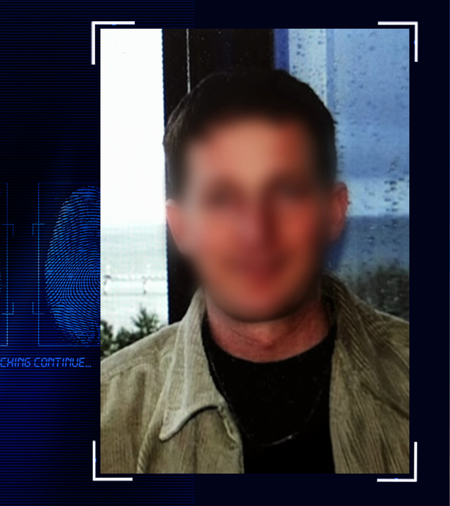 Portraitfoto eines Mannes mit schwazen Haaren, beigem Bluson und schwarzem T-Shirt. Im Hintergrund ist ein Fenster zu sehen. Das Gesicht wurde im Bild unkenntlich gemacht. Links daneben: Lichtschematische Darstellung eines Fingerabdrucks.