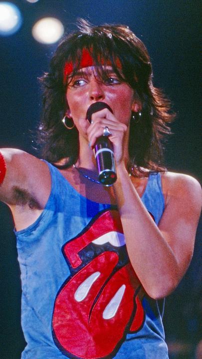 NENA steht verschwitzt auf der Bühne.