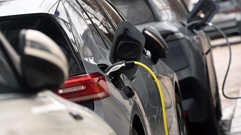 Ein E-Auto wird auf einem Parkplatz für Elektro-Fahrzeuge geladen