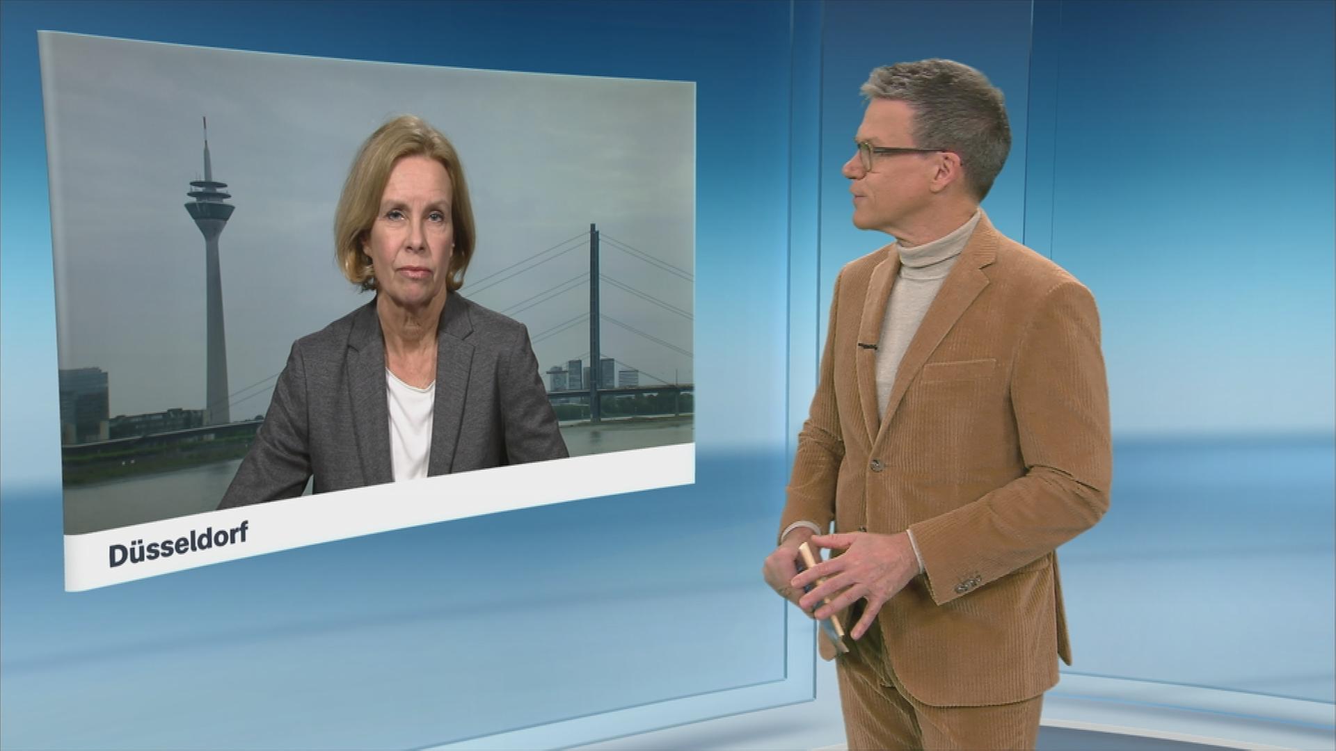 Man sieht den Moderator in einem Schaltgespräch mit der Reporterin Dorthe Ferber aus Düsseldorf.