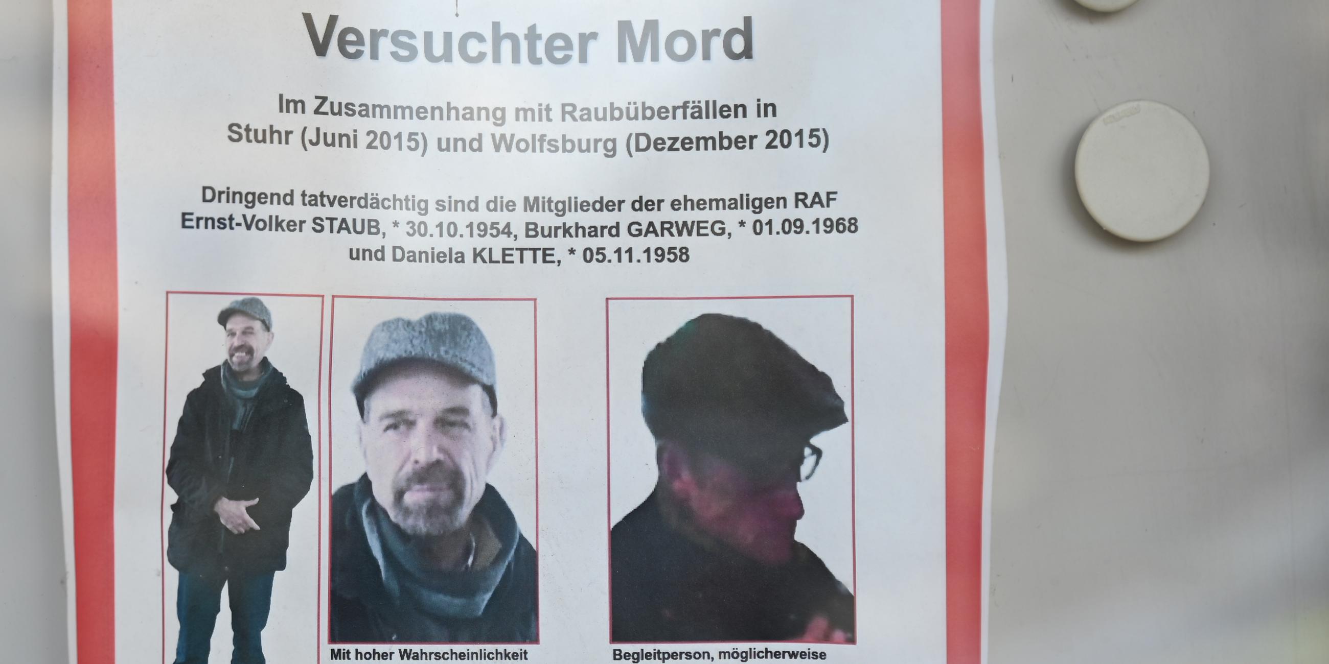 Nordrhein-Westfalen, Düsseldorf: Drei mutmaßliche ehemalige RAF-Terroristen sind trotz Auflösung der Terrorgruppe 1998 noch immer bundesweit auf Fahndungsplakaten zu sehen.