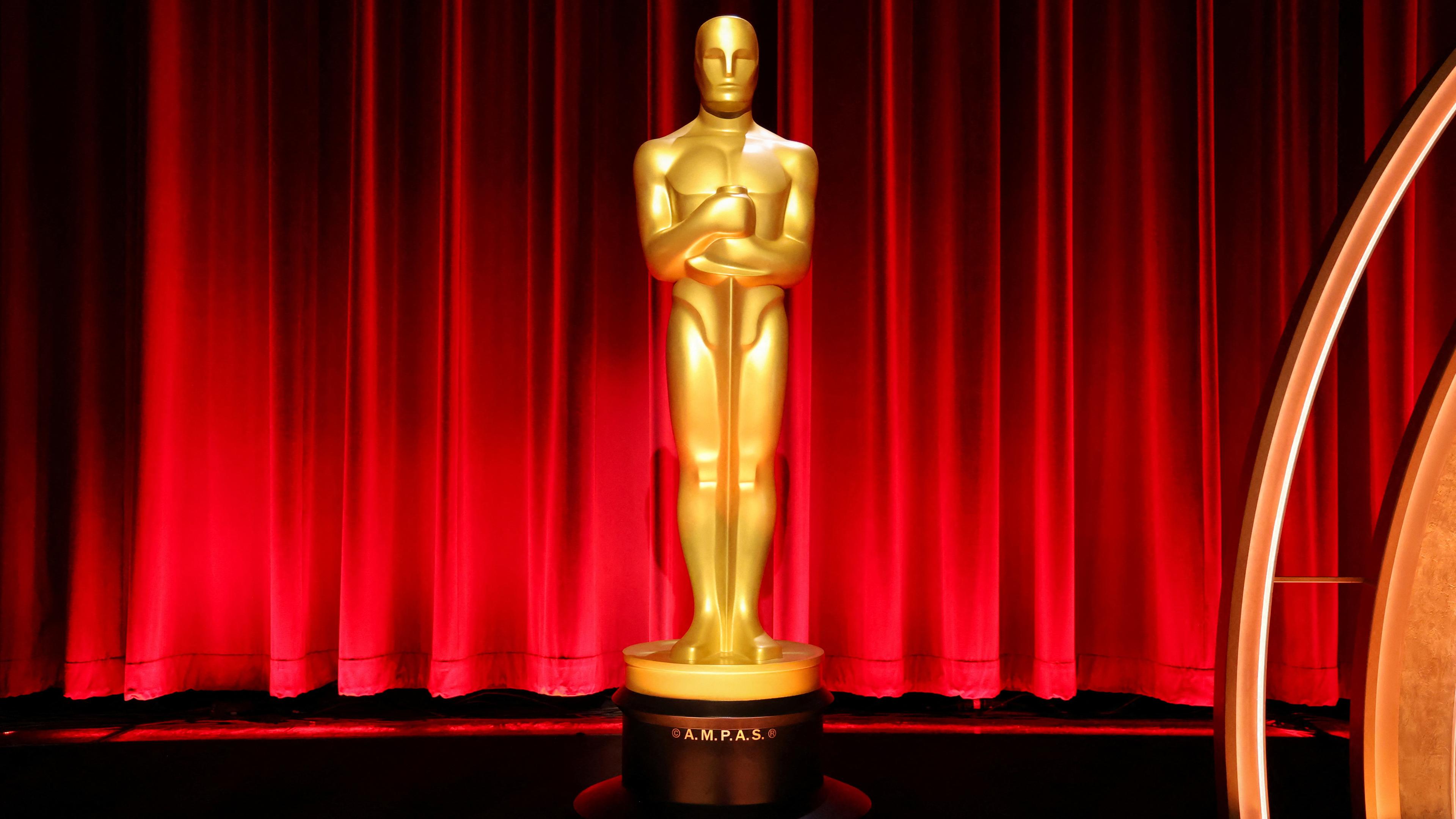 Eine Oscar-Statue ist vor der Bekanntgabe der 96. Oscar-Nominierungen in Beverly Hills, Kalifornien, USA, am 23. 01. 2024 abgebildet. 