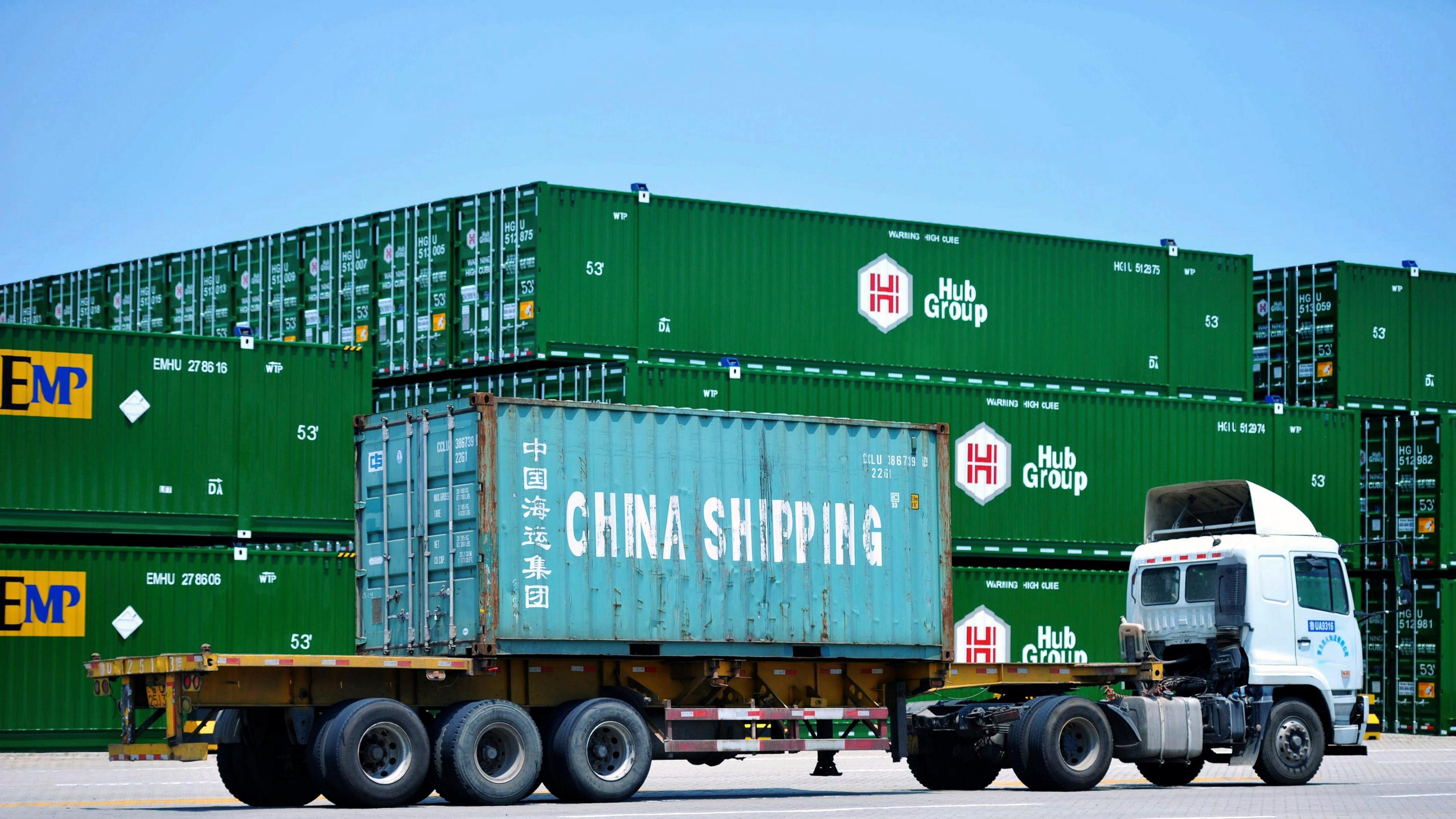 Ein LKW befördert einen China Shipping Container am 06.07.18 im Hafen von Qingdao, China.