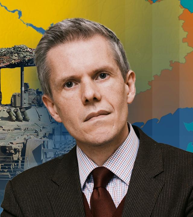 Militärökonom Dr. Marcus Keupp vor Grafik von einer Ukraine Landkarte.