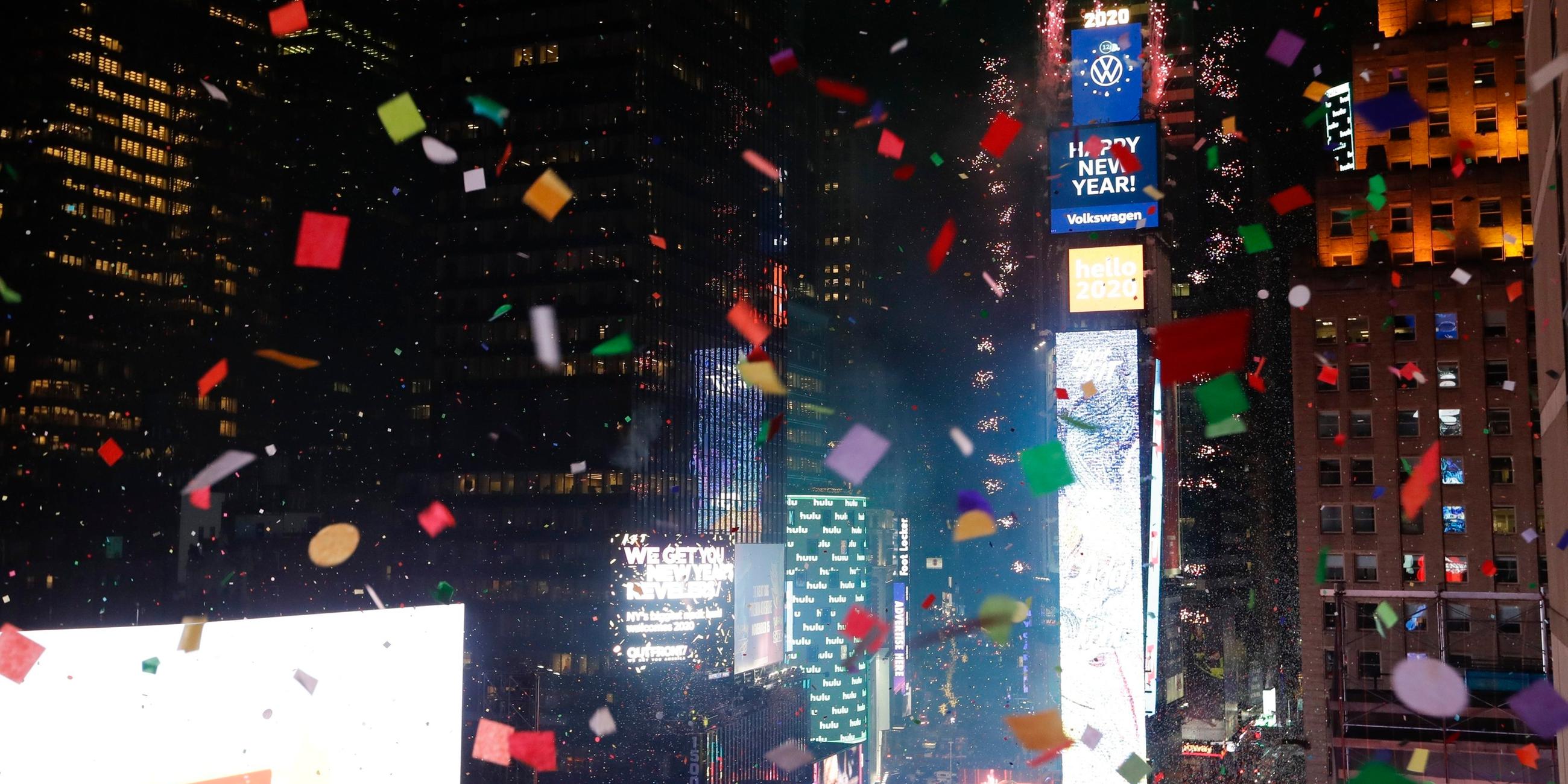 In New York wird das neue Jahr am Times Square mit Konfetti begrüßt.