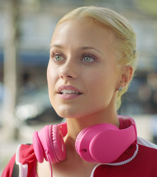 Lena trifft Armando Castillo auf der Straße. Um ihren Hals trägt sie ihre pinken Kopfhörer.