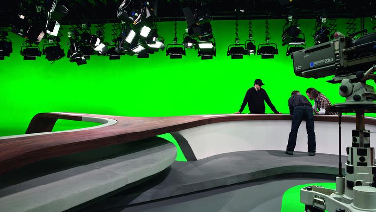 Großer Moderationstisch im neues virtuellen Nachrichtenstudio des ZDF