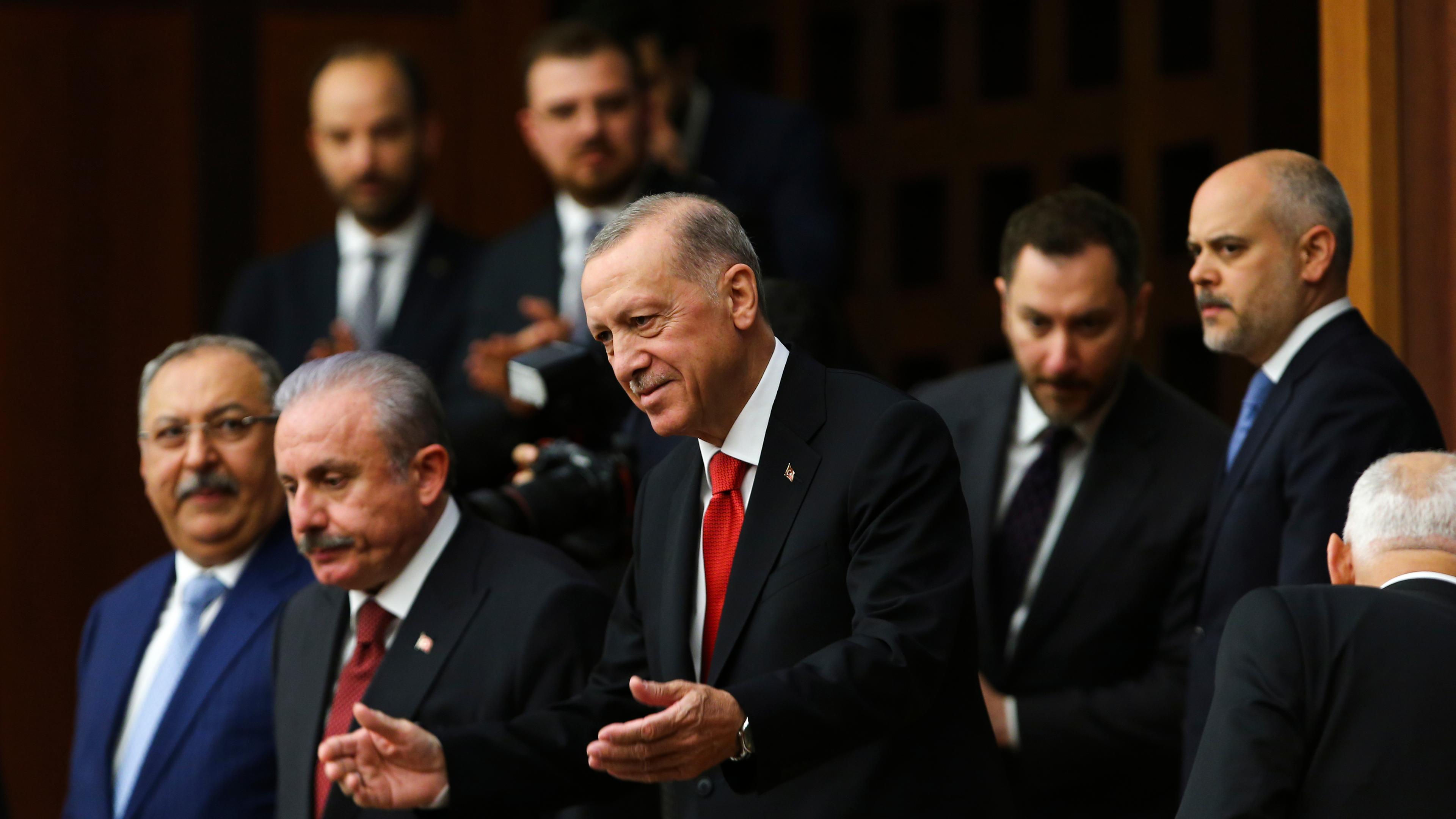 Recep Tayyip Erdogan (vorne,r), Präsident der Türkei, begleitet die Abgeordneten, die bei den Parlamentswahlen am 14. Mai in die Große Nationalversammlung der Türkei gewählt wurden, bei ihrer ersten Parlamentssitzung. 