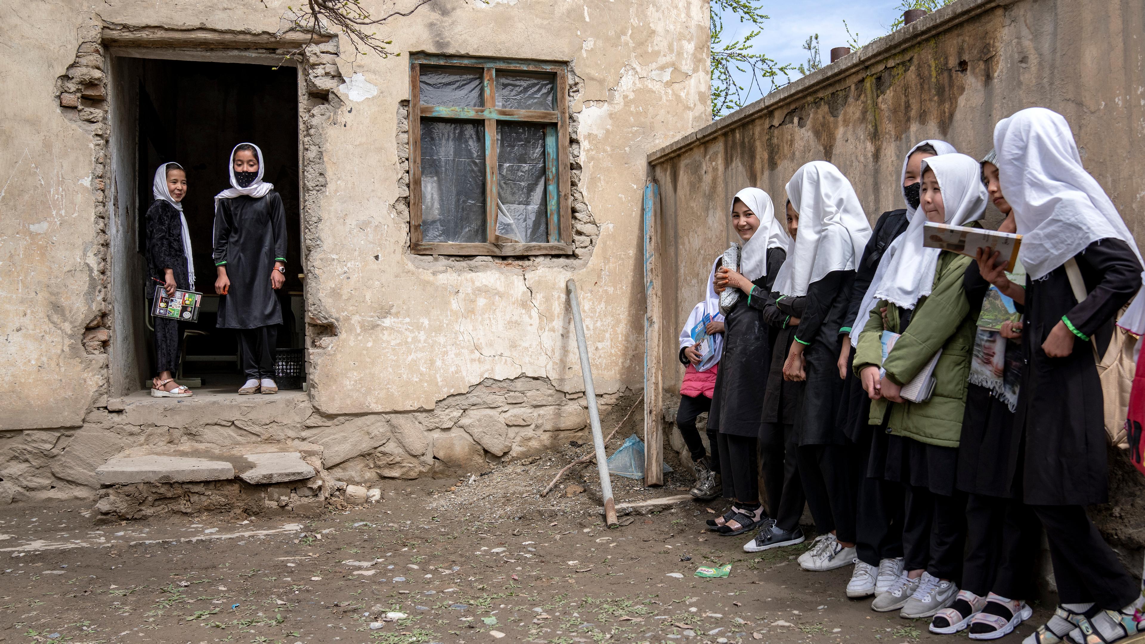 Afghanistan, Kabul: Afghanische Schulmädchen besuchen am ersten Tag des neuen Schuljahres eine Schule in Kabul. Archivbild
