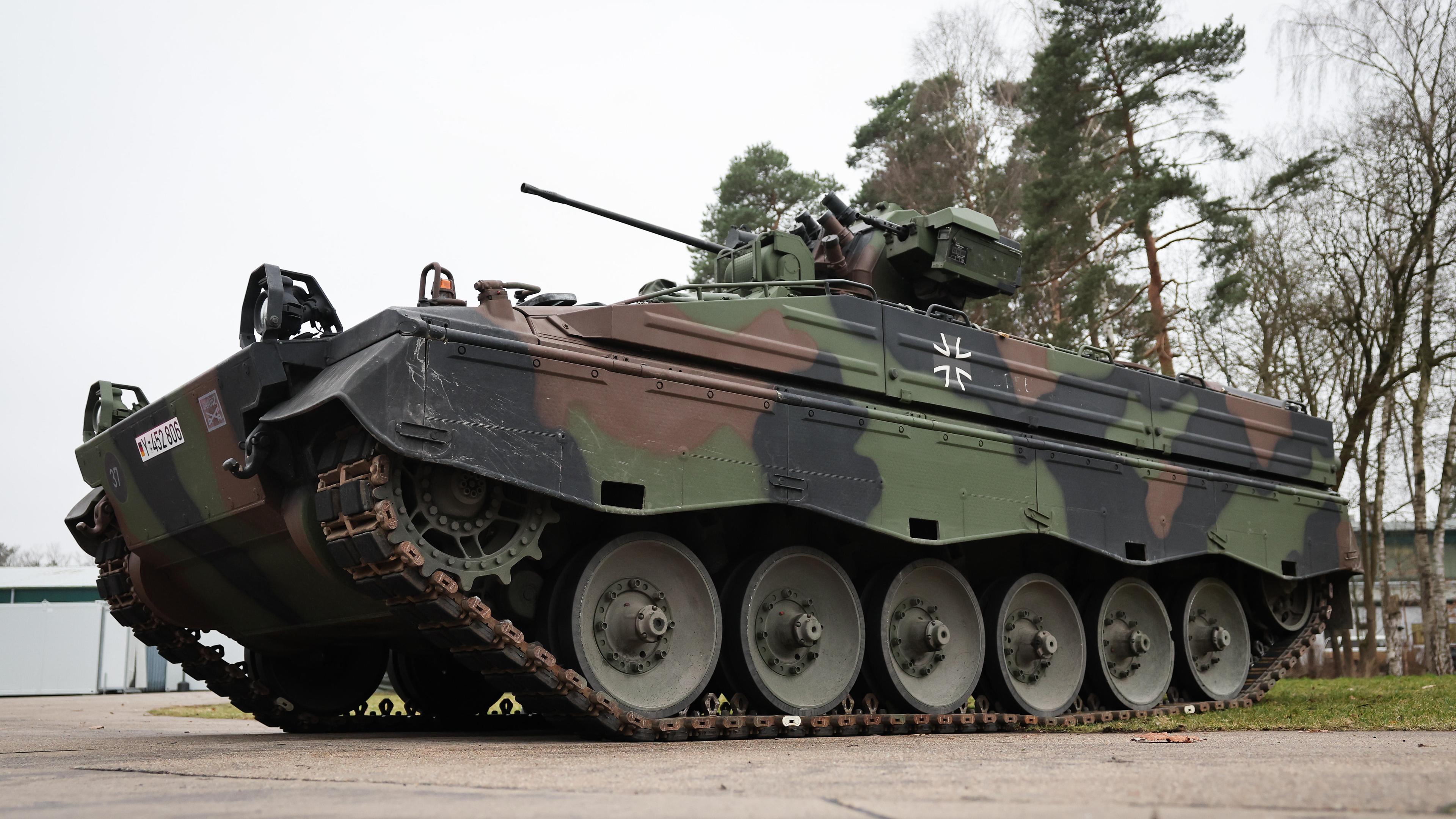 Niedersachsen, Munster: Ein Schützenpanzer Marder ist bei einem Medientermin zum Besuch von Verteidigungsminister Pistorius in der Panzertruppenschule im niedersächsischen Munster zu sehen.