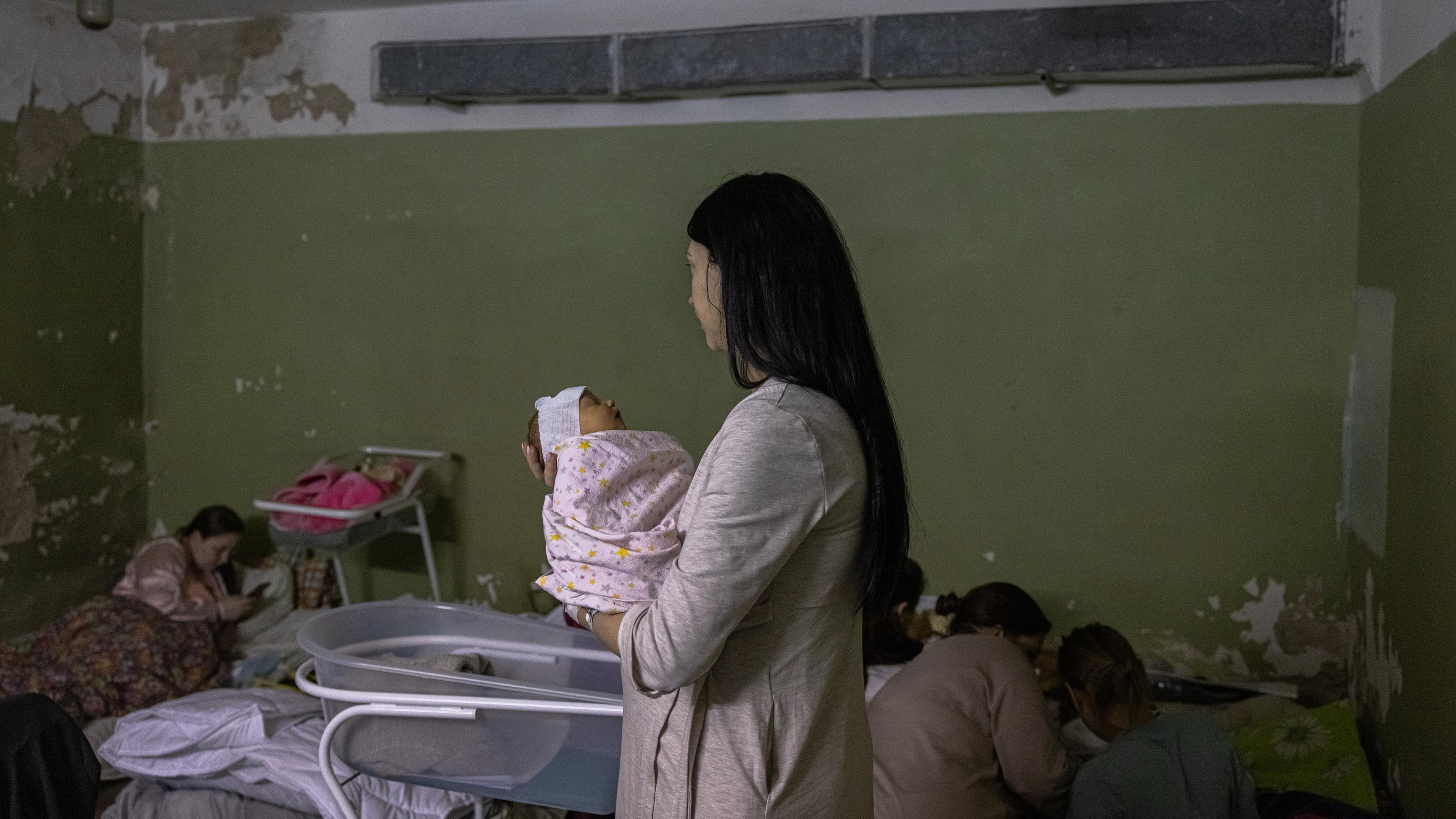 Eine Mutter in einem Kiewer Krankenhaus hält ihr Neugeborenes im Arm. 