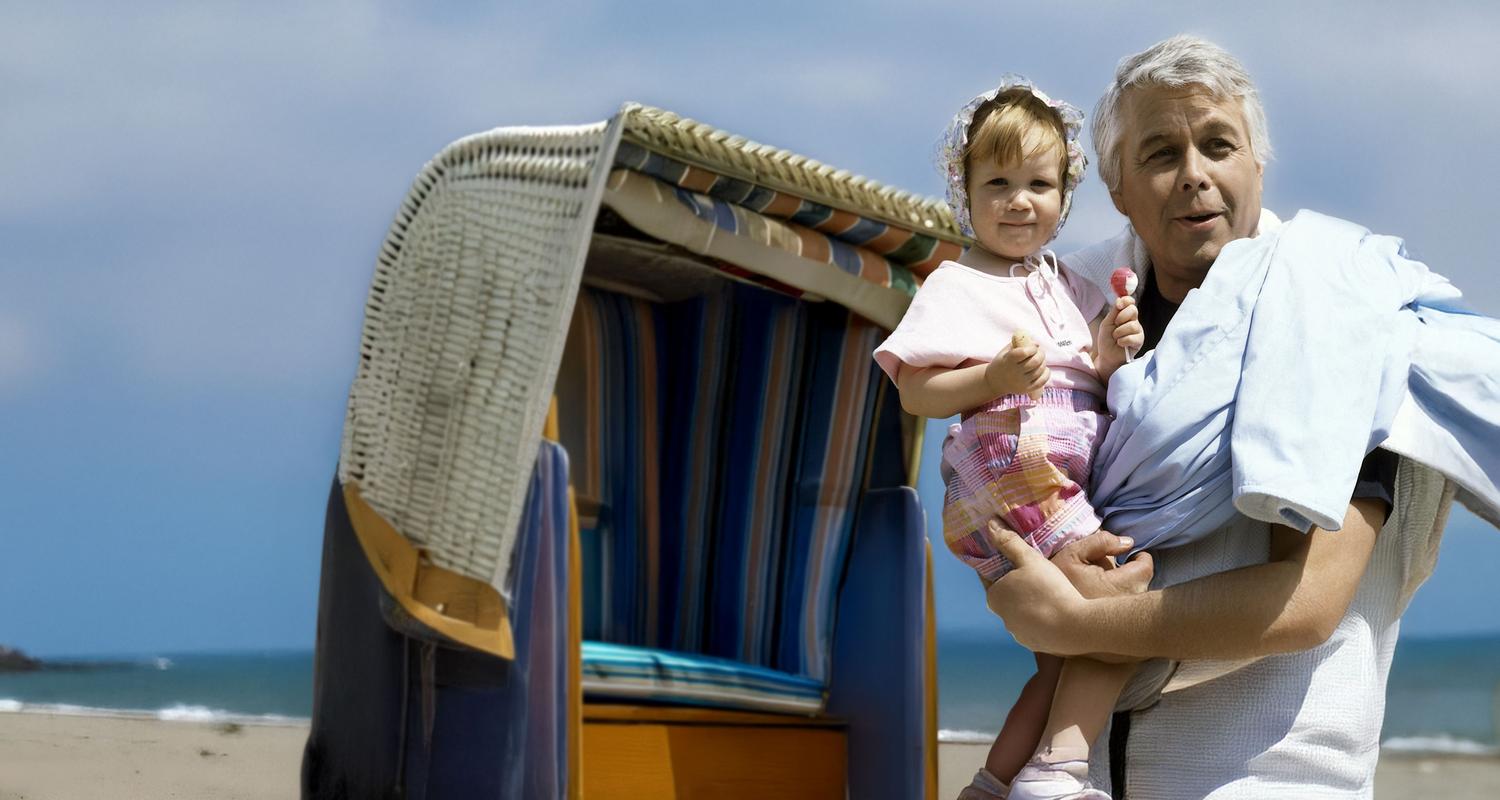 Eine Nahaufnahme von Werner und seiner kleinen Tochter Franziska. Werner hat Franziska hochgehoben