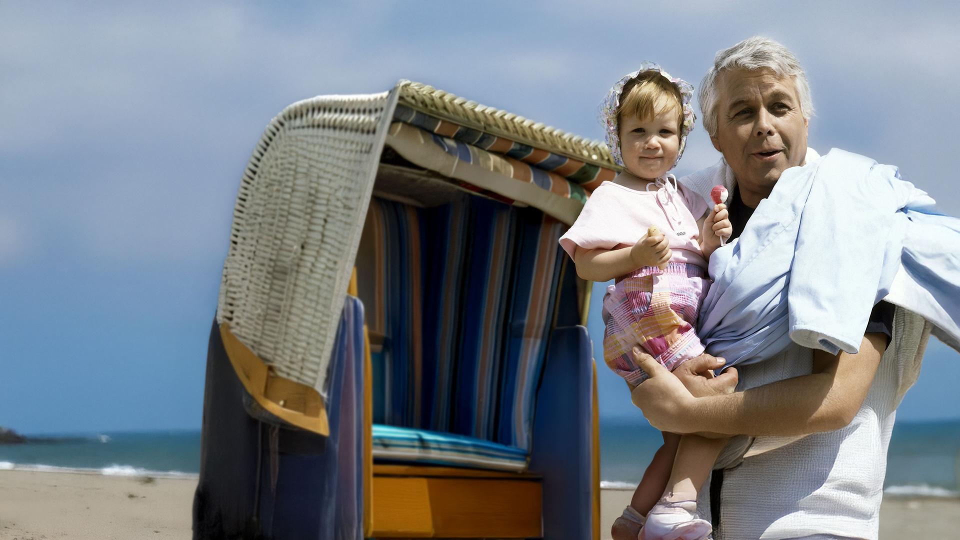 Eine Nahaufnahme von Werner und seiner kleinen Tochter Franziska. Werner hat Franziska hochgehoben