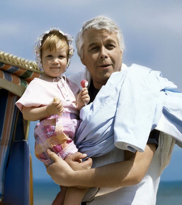 Eine Nahaufnahme von Werner und seiner kleinen Tochter Franziska. Werner hat Franziska hochgehoben