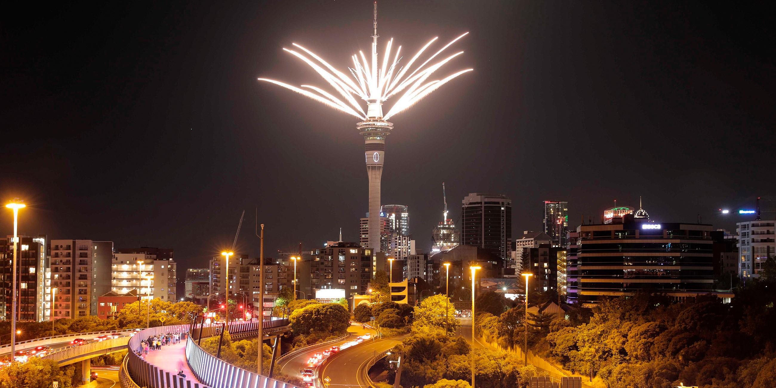 Feuerwerk auf dem Sky Tower in Auckland, Neuseeland