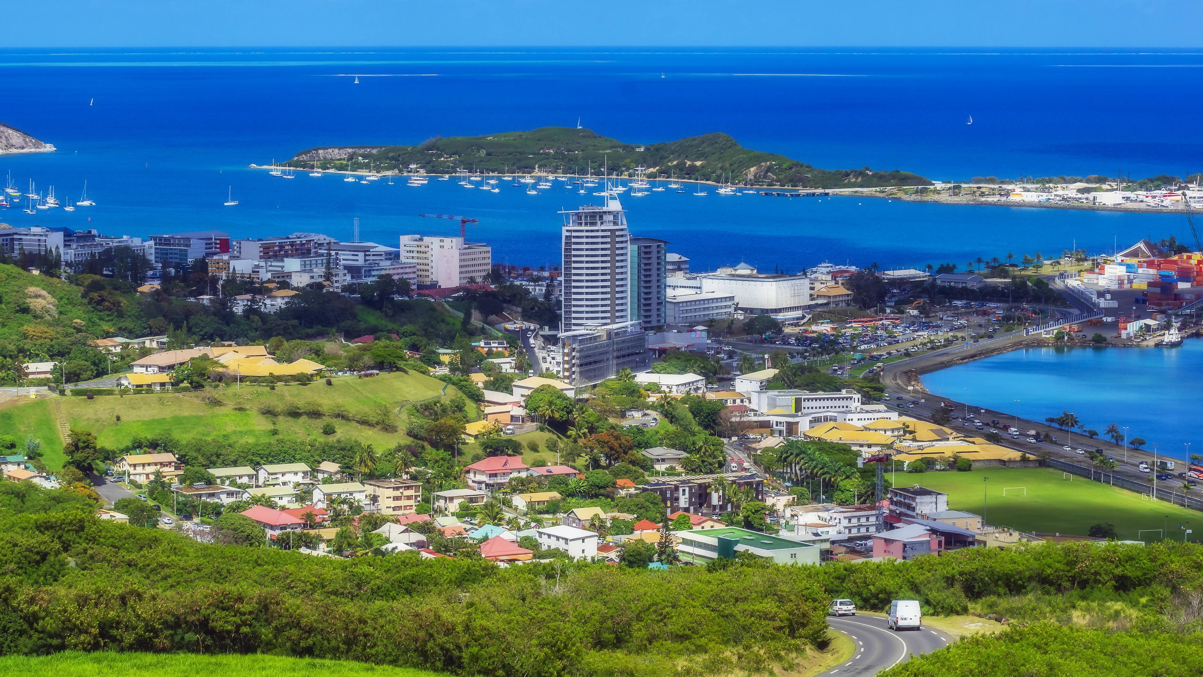 Blick auf Neukaledoniens Hauptstadt Noumea und das neukaledonische Barrier Reef