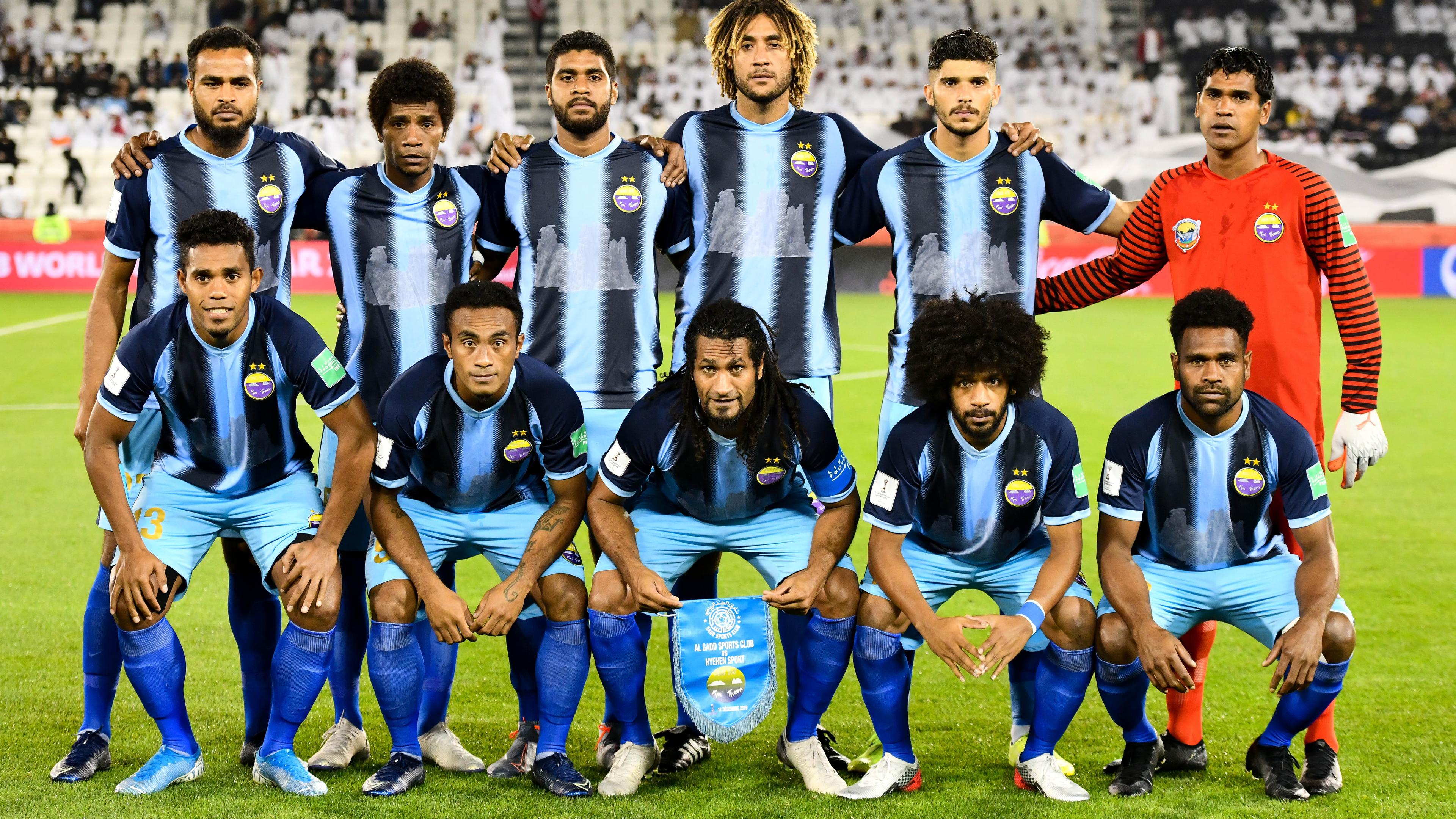 Spieler des neukaledonischen Klubs Hienghene stellen sich bei der Klub-WM 2019 vor dem Spiel gegen Al-Sadd SC zum Mannschaftsfoto.