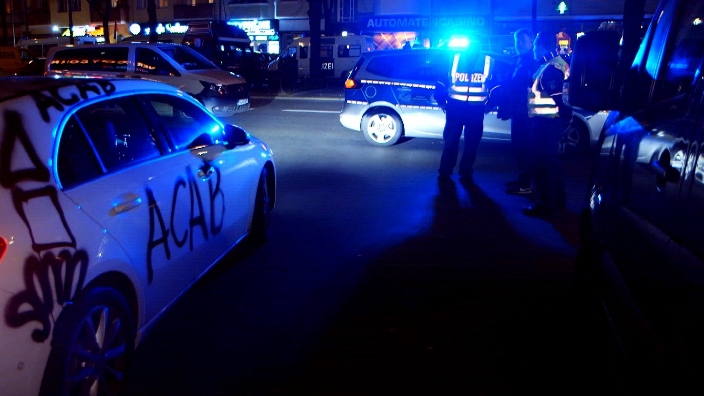 Polizeibeamte im Großeinsatz gegen die organisierte Clan-Kriminalität in Berlin Neukölln, Sonnenallee