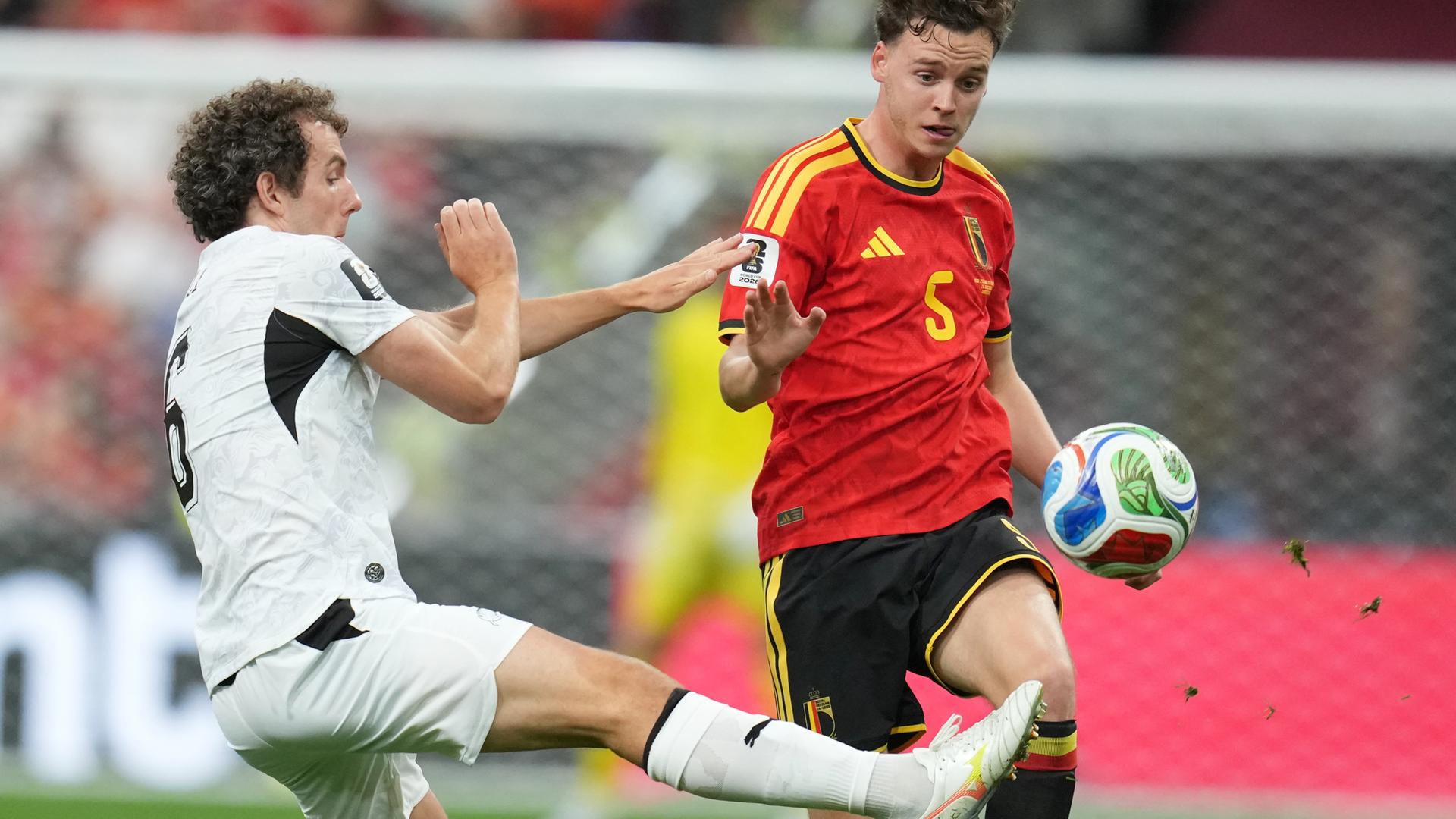 Der Neuseeländer Joe Bell (6) und der Belgier Maxim De Cuyper (5) kämpfen um den Ball.