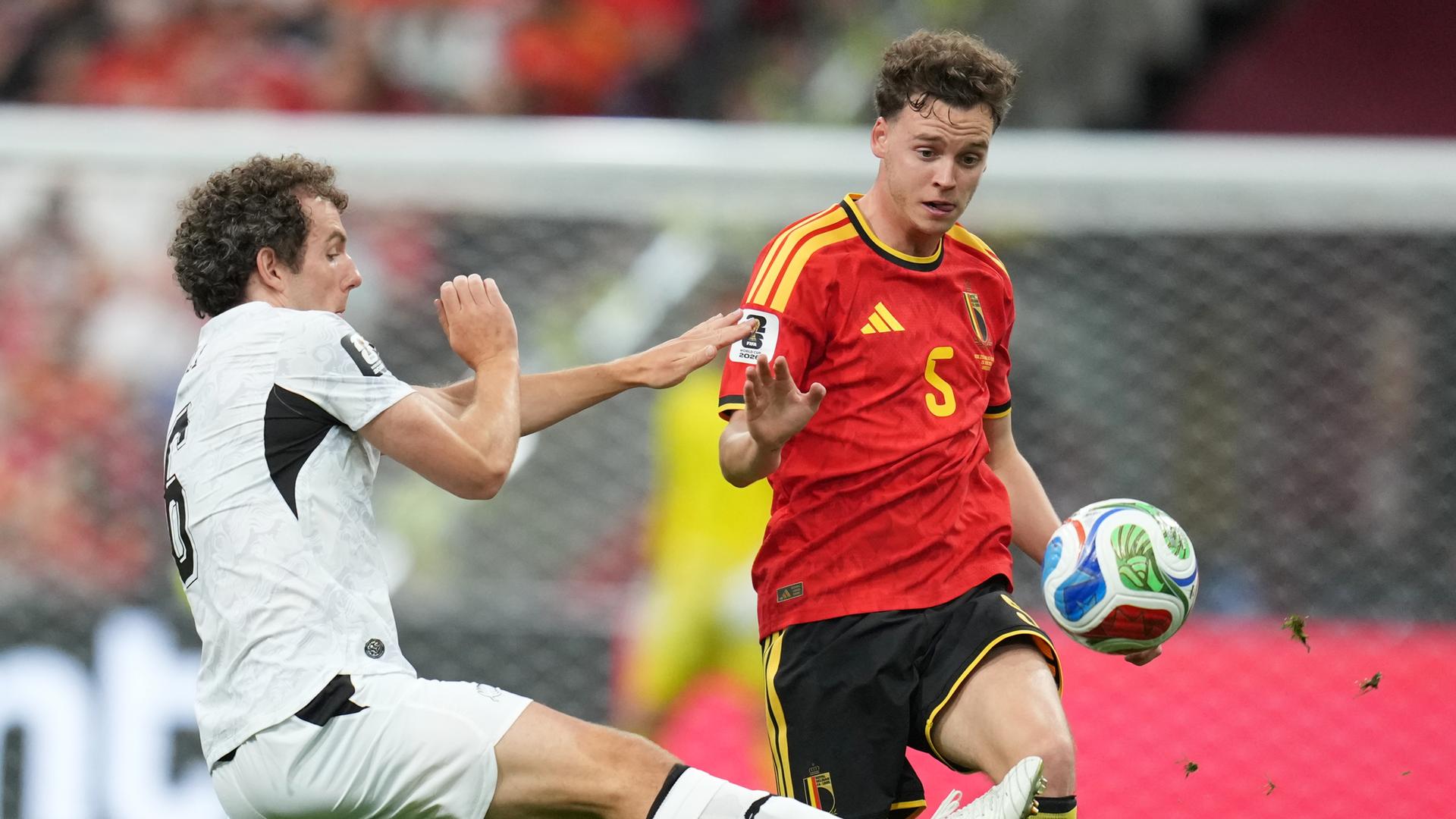 Der Neuseeländer Joe Bell (6) und der Belgier Maxim De Cuyper (5) kämpfen um den Ball.